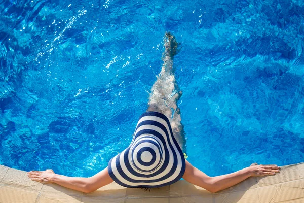 Giovane donna in piscina — Foto Stock