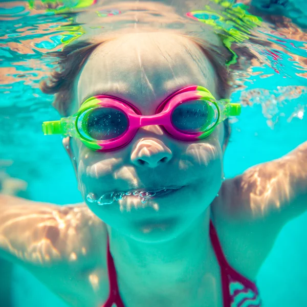 Podwodne portret szczęśliwy dziecko — Zdjęcie stockowe