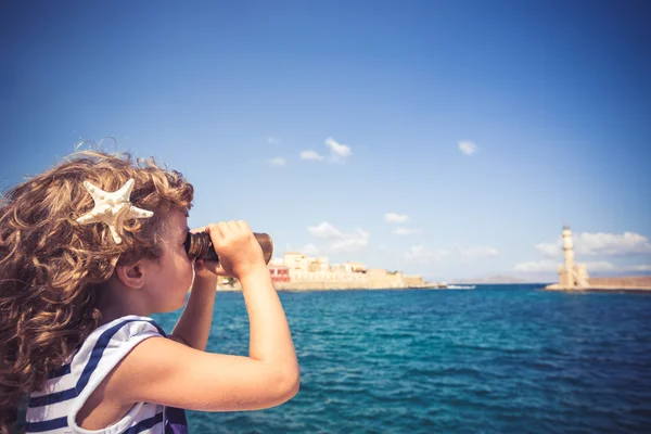 Ragazzo marinaio che guarda attraverso il binocolo — Foto Stock