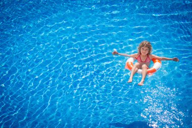 Yüzme havuzunda oynayan mutlu çocuk