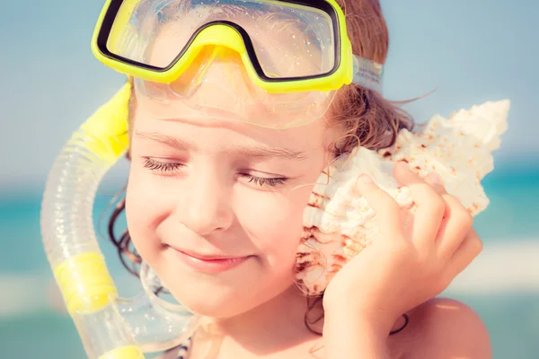 貝殻に耳を傾ける子供 — ストック写真