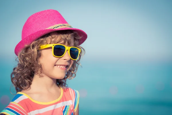 Hipster dítě na pozadí moře — Stock fotografie