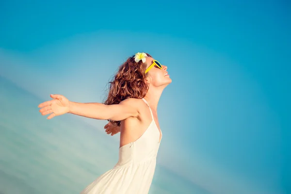 Junge Frau am Strand — Stockfoto