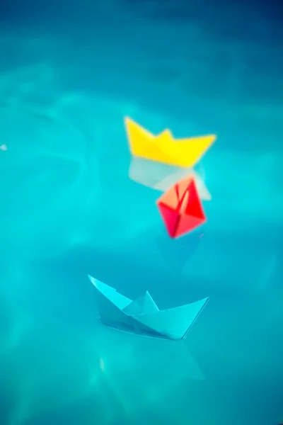 Barche a vela di carta su acqua blu — Foto Stock