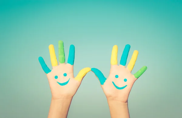 Счастливые улыбающиеся руки — стоковое фото