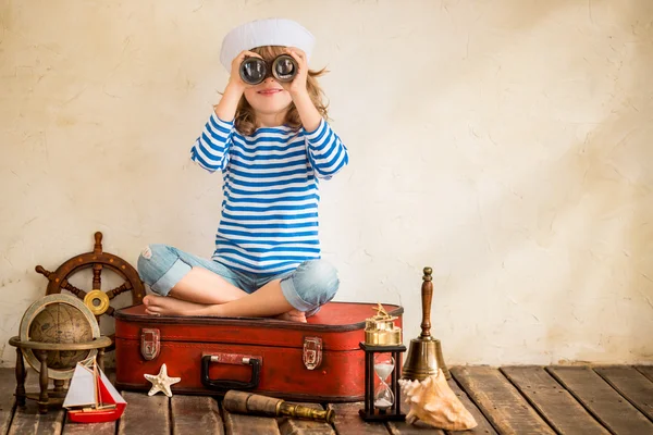 Girl looking through the binoculars — Stock Photo, Image