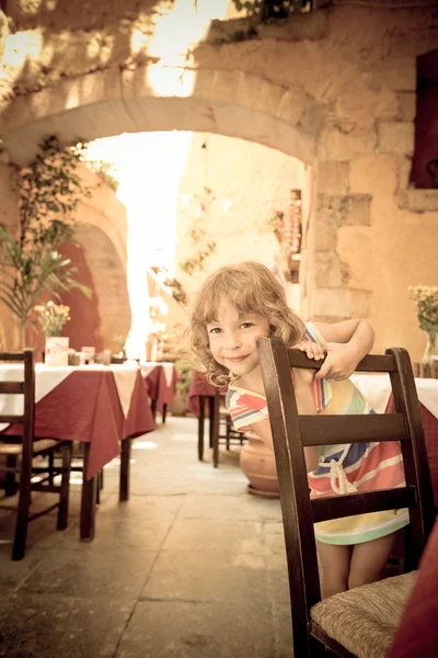 夏のカフェの子 — ストック写真