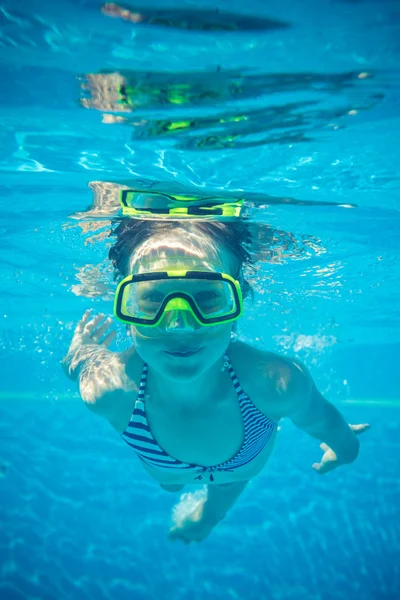 Undervatten porträtt av glada barn — Stockfoto