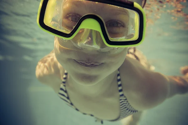 Retrato submarino de niño feliz —  Fotos de Stock