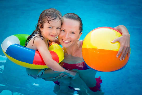 Enfant et femme jouant dans la piscine — Photo