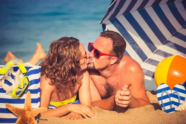 Jong stel op het strand — Stockfoto