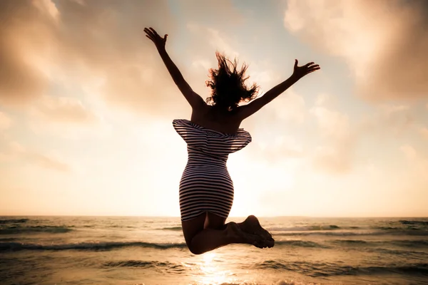 Femme sautant à la plage — Photo