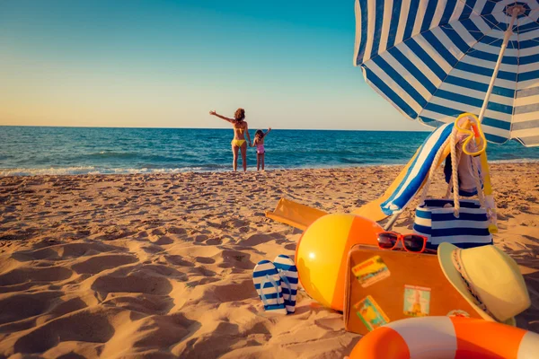 Familia feliz en la playa —  Fotos de Stock