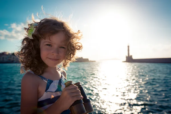 Ragazzo marinaio che tiene il binocolo — Foto Stock