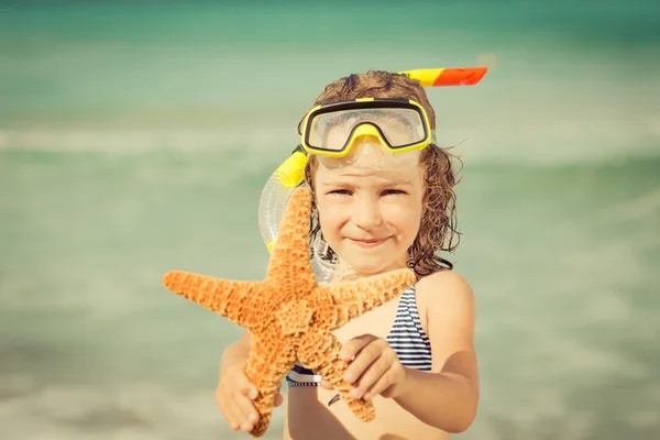 Niño feliz en la playa — Foto de Stock