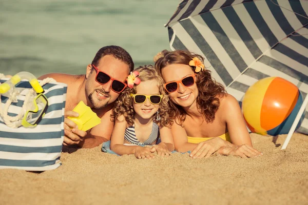 Famille couchée sur la plage — Photo