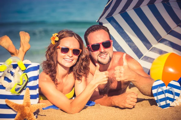 Jong stel op het strand — Stockfoto