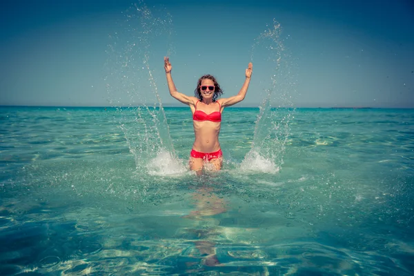 海の中の若い女性は — ストック写真