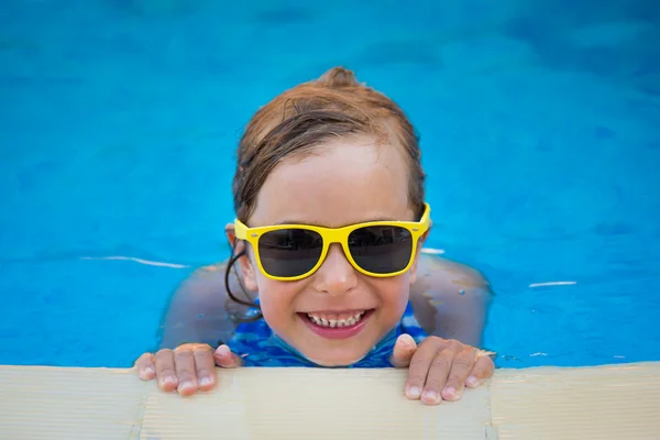 Child playing in swimming pool — Stock Photo, Image