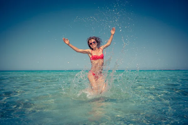 海の中の若い女性は — ストック写真