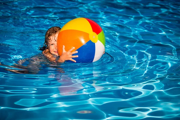 Barn leker i poolen — Stockfoto