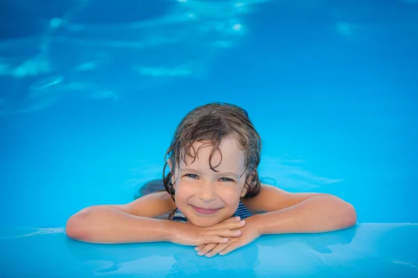 Barn leker i poolen — Stockfoto