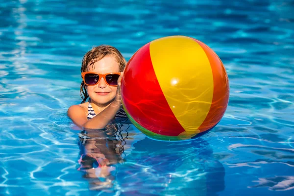 Barn leker i poolen — Stockfoto