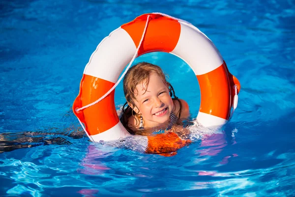 Kind spelen in zwembad — Stockfoto