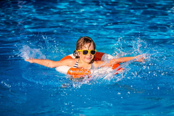 Barn leker i poolen — Stockfoto