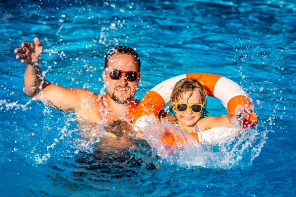 Barn och far leker i poolen — Stockfoto