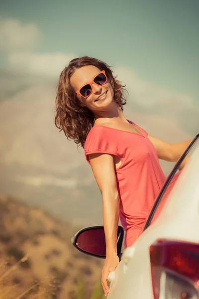 Vrouw op auto reizen — Stockfoto