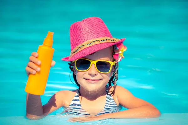 Child holding sunscreen lotion — Stock Photo, Image