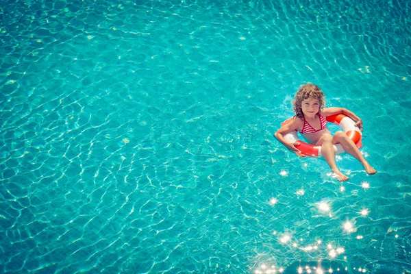 Šťastné dítě hraje v bazénu — Stock fotografie