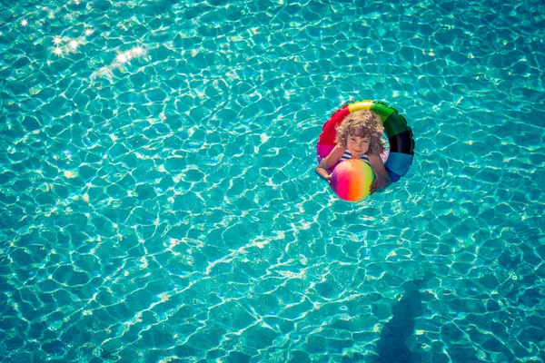 Niño feliz jugando en la piscina — Foto de Stock