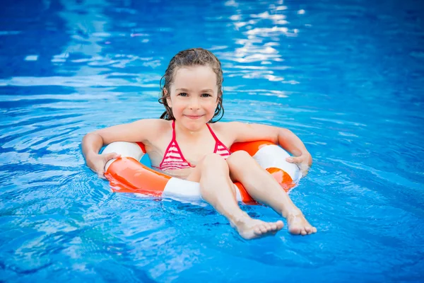 Criança brincando na piscina — Fotografia de Stock