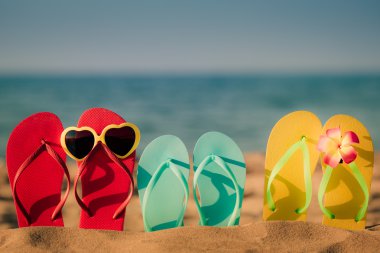 Plaj flip-flop kum üzerinde