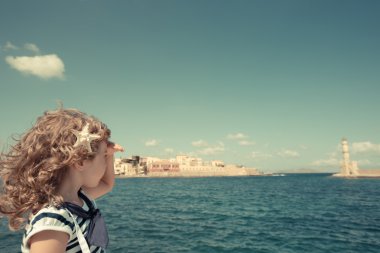 Denizci çocuk dürbün ile seyir