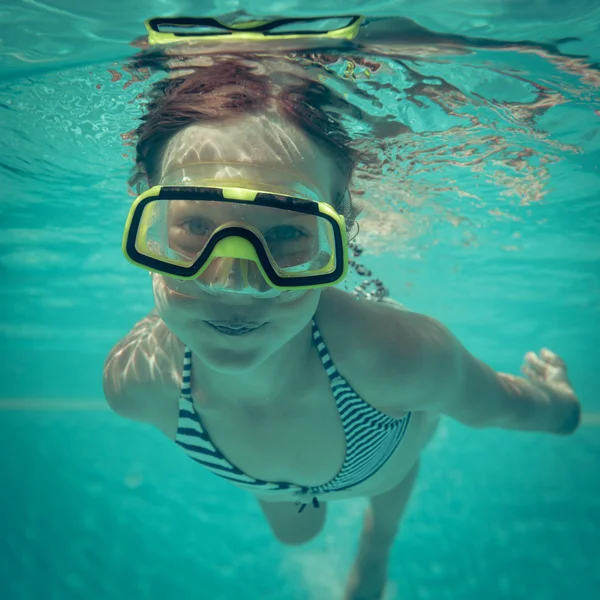Boldog gyermek víz alatti portréja — Stock Fotó