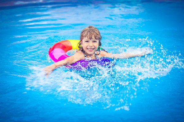 Barn leker i poolen — Stockfoto