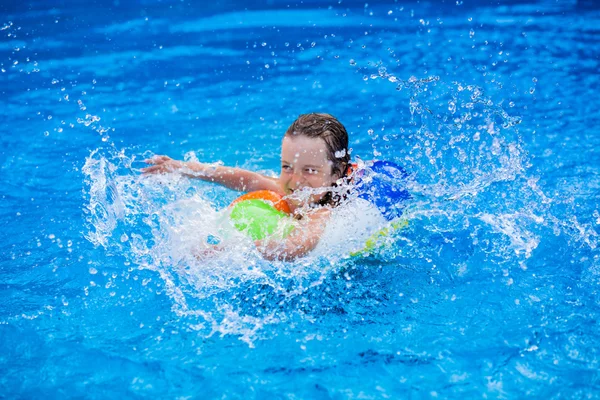 Kind spielt im Schwimmbad — Stockfoto