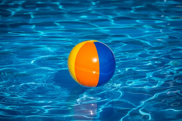 Pelota de playa en la piscina —  Fotos de Stock