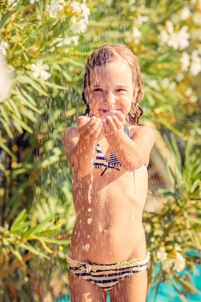 Joyeux enfant prenant une douche — Photo