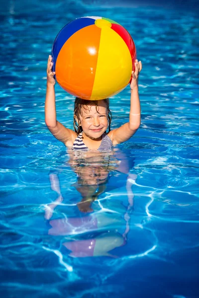 Child playing in swimming pool — Stock Photo, Image