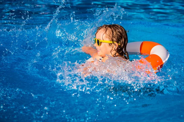 Barn leker i poolen — Stockfoto