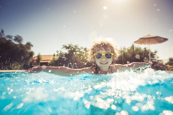 Child playing in swimming pool — Stock Photo, Image