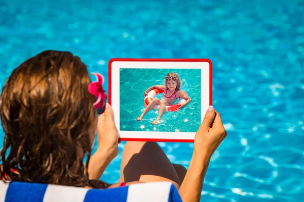 Mulher segurando tablet pc — Fotografia de Stock