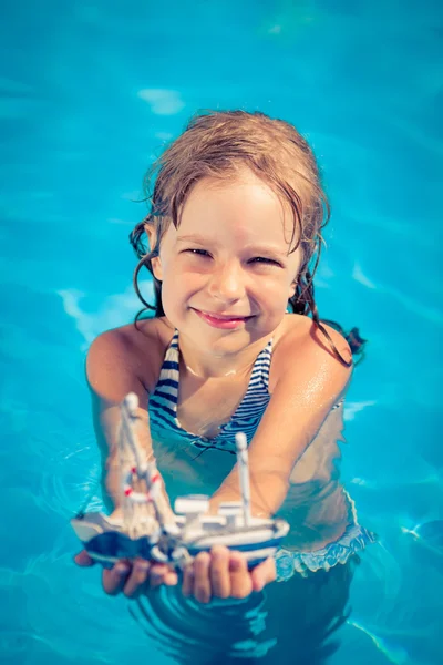 Joyeux enfant tenant jouet voilier dans les mains — Photo