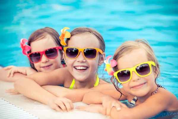 Crianças felizes na piscina — Fotografia de Stock