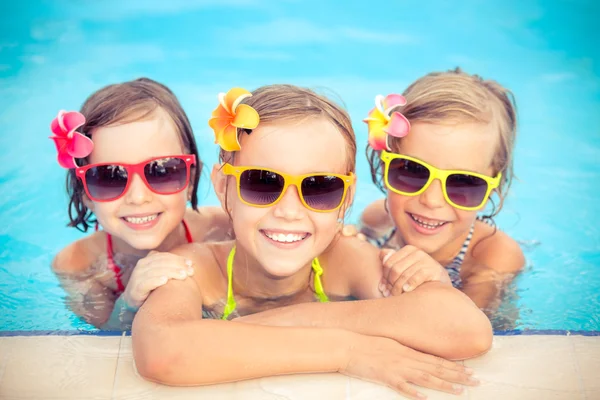 Crianças felizes na piscina — Fotografia de Stock