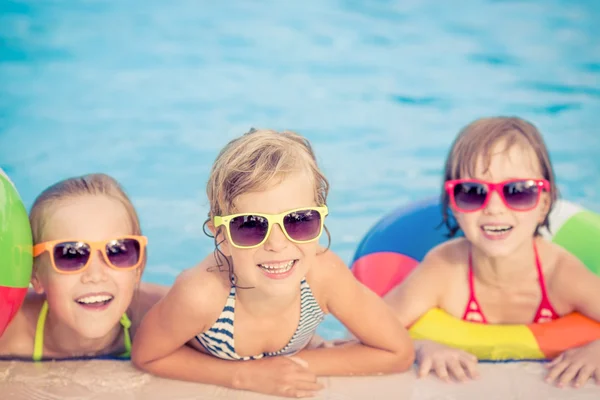 Gelukkige kinderen in het zwembad — Stockfoto